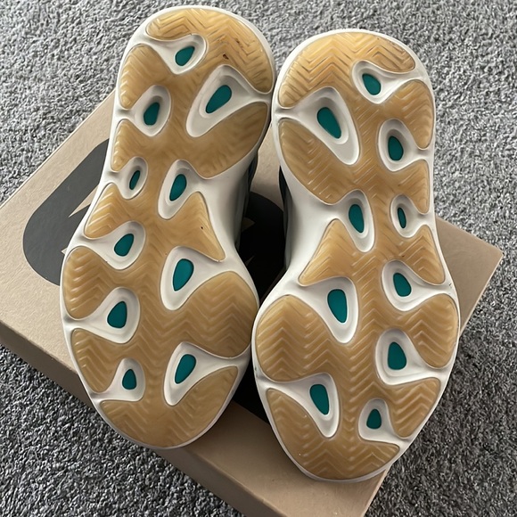 Yeezy 700 - Picture 5 of 8